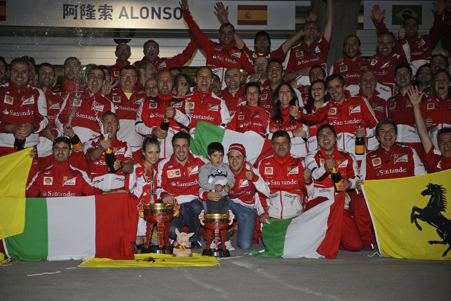 Cina 2013, Alonso è osannato dal tutta la squadra: è il 10° successo con la Ferrari. Colombo